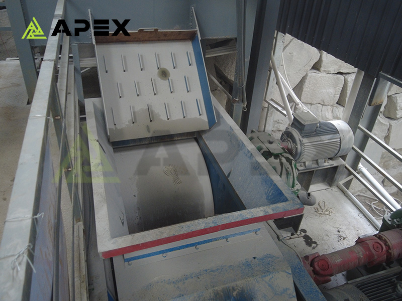 Double-roll crusher in operation