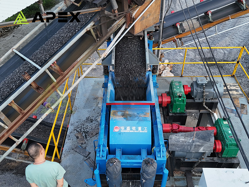 Double-roll Crusher in Operation Double-roll Crusher in Operation